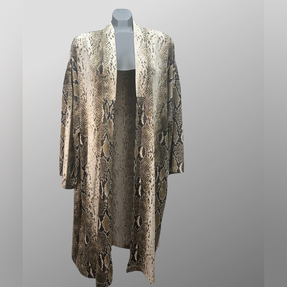 GORGEOUS ANIMAL PRINT KIMONO•OVERSIZED•SILKY FABRIC•NEW WITH TAGS - Picture 2 of 8